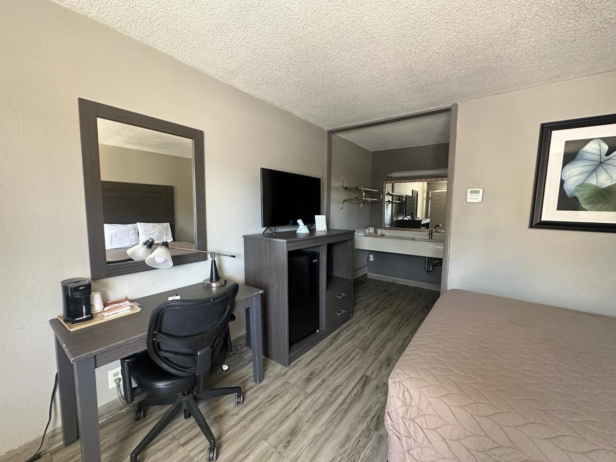 Executive By Capital O Locust Grove